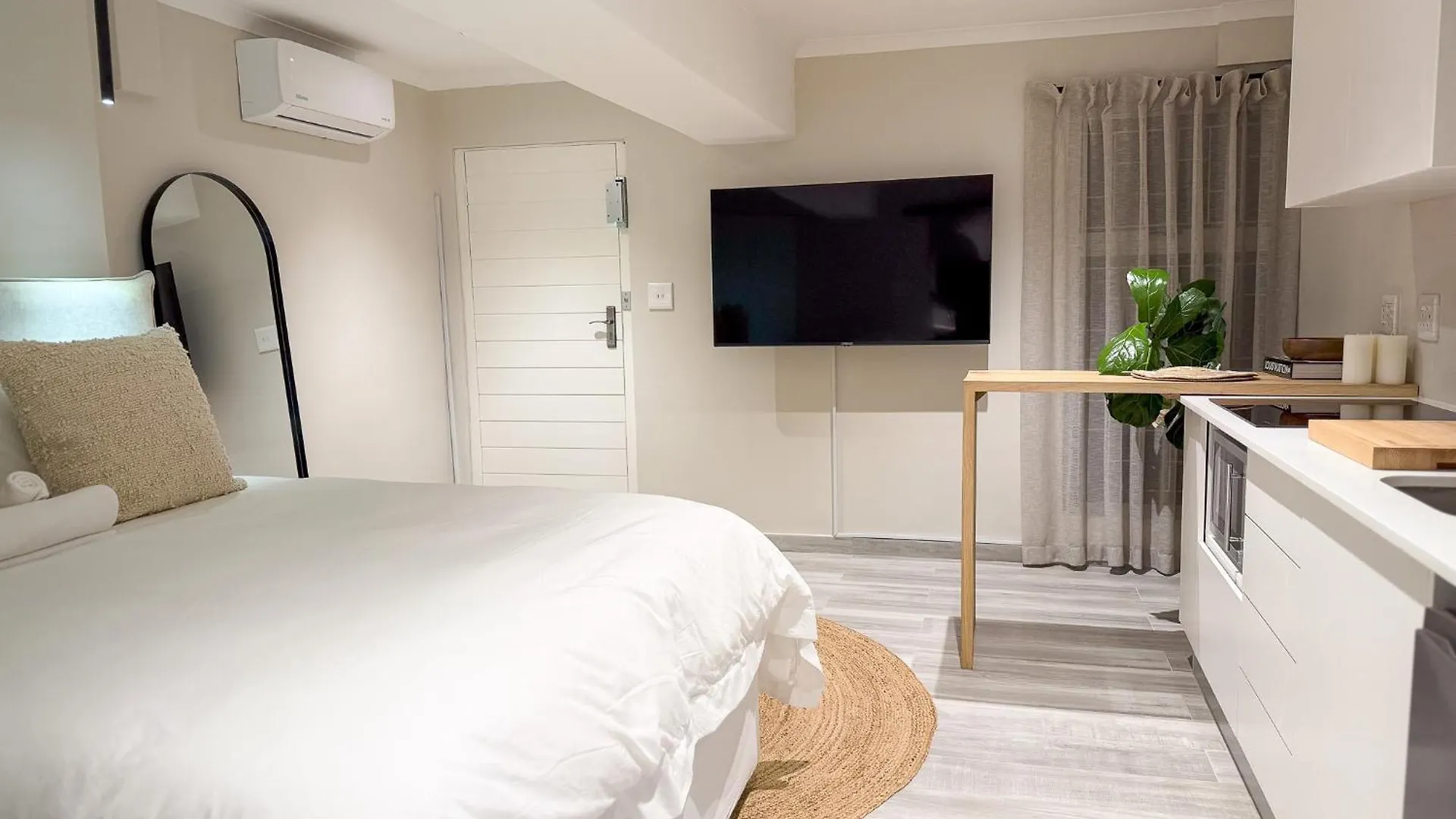 Lux Stylish Studio, 24Hr Security - Mouille Point, Walk To Promenade & 5Mins To Beach ! Cape Town South Africa